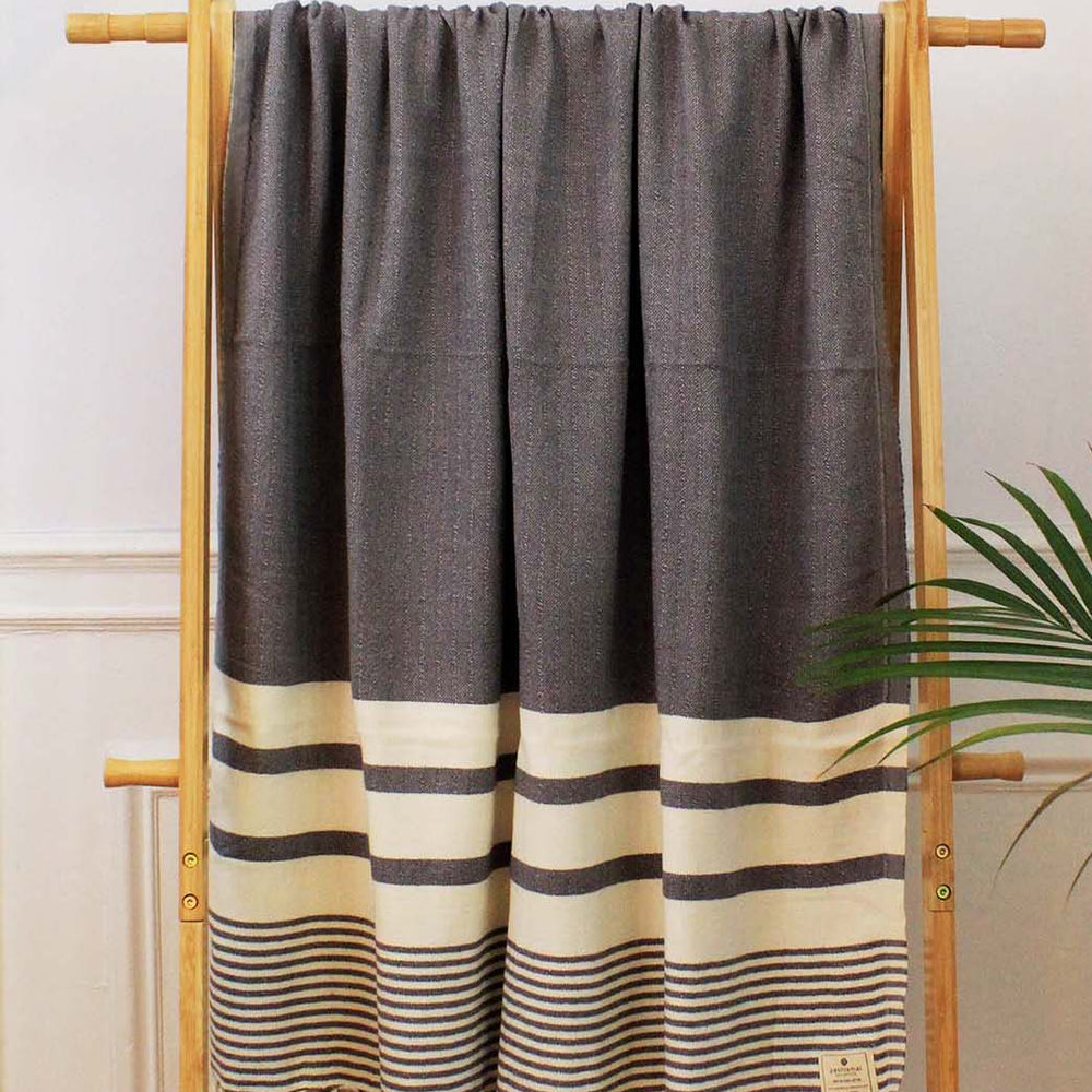 
                  
                    100% cotton Turkish bath towel, quick-dry and ultra absorbent, spa-quality feel
                  
                