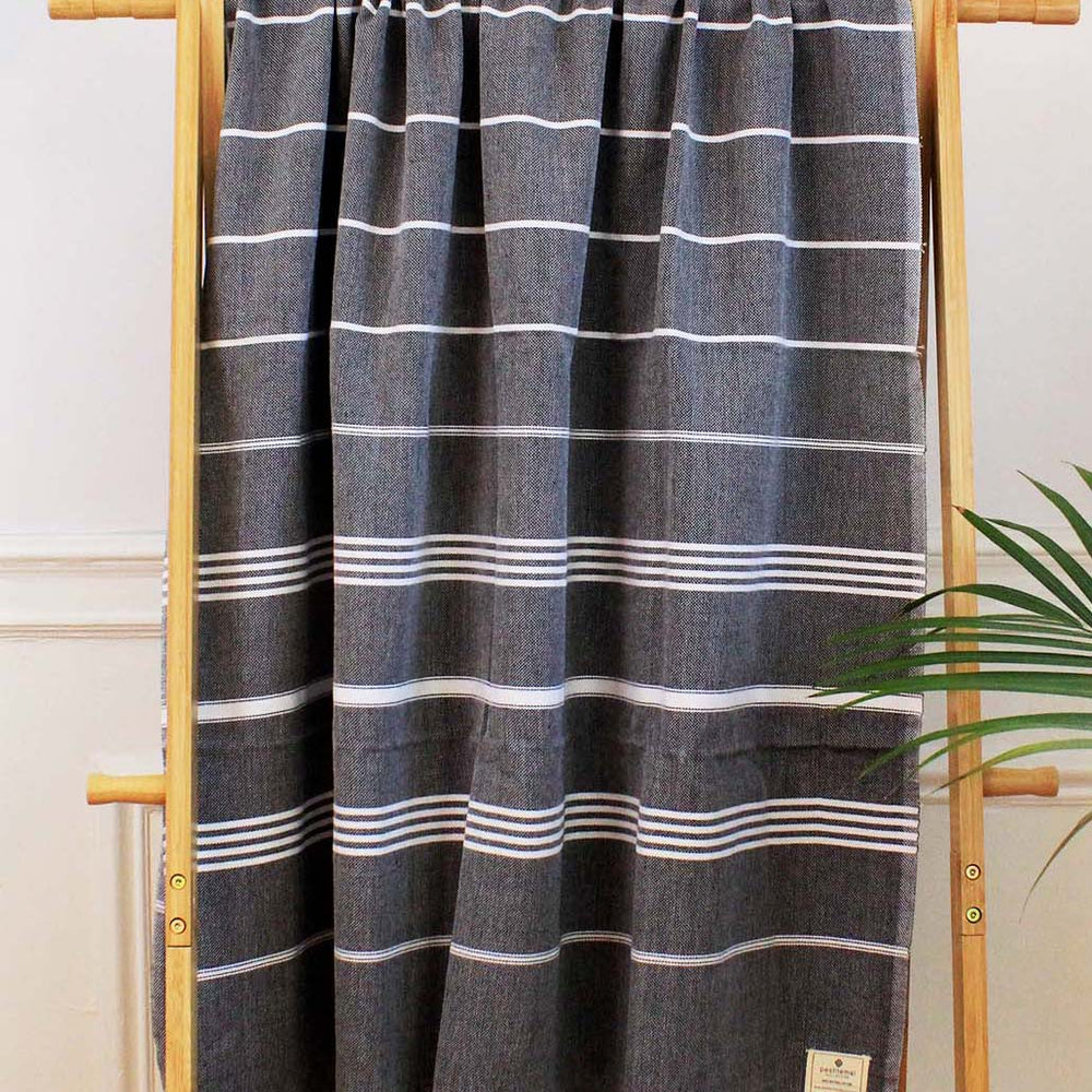 
                  
                    100% cotton Turkish bath towel, quick-dry and ultra absorbent, spa-quality feel
                  
                