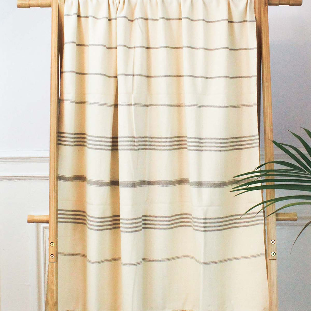 
                  
                    100% cotton Turkish bath towel, quick-dry and ultra absorbent, spa-quality feel
                  
                