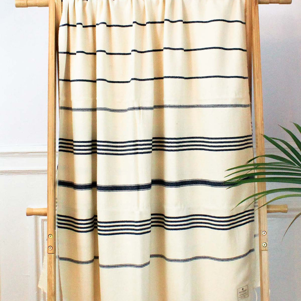 
                  
                    100% cotton Turkish bath towel, quick-dry and ultra absorbent, spa-quality feel
                  
                