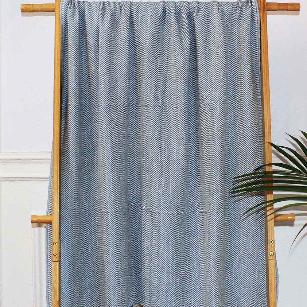 
                  
                    Oversized Turkish beach towel with hand-tied fringes, lightweight and fast-drying


                  
                
