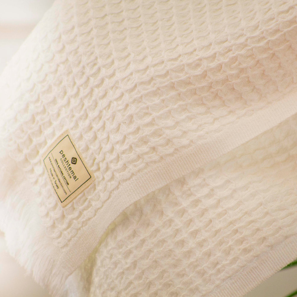
                  
                    100% cotton Turkish bath towel, quick-dry and ultra absorbent, spa-quality feel
                  
                
