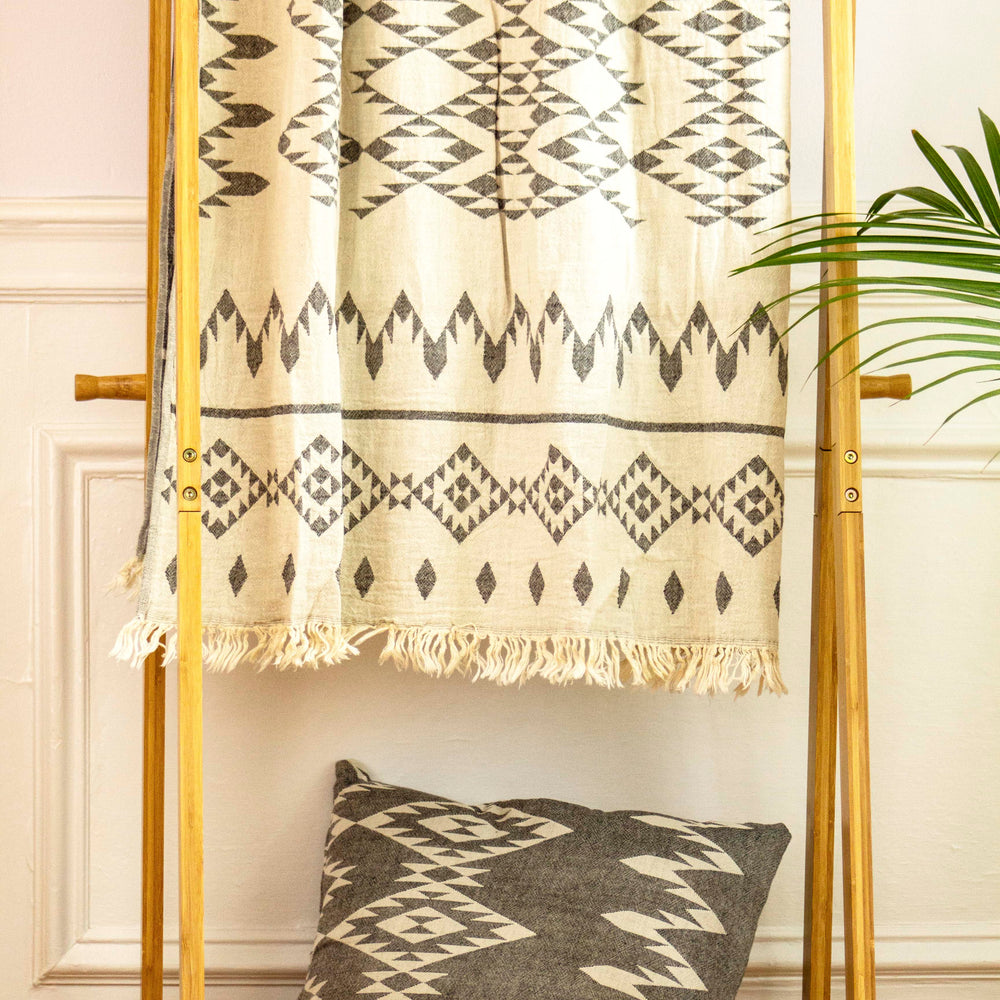 
                  
                    100% cotton Turkish bath towel, quick-dry and ultra absorbent, spa-quality feel
                  
                